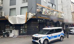 Şiddetli rüzgar tabelaları kopardı, iş yerlerinde hasar oluştu