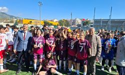 Nazilli Beşeylül Ortaokulu kız futbol takımı il şampiyonu oldu