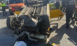 Taksi bariyerlere çarpıp takla attı: 2 yaralı