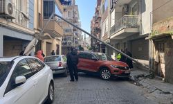 Kontrolden çıkan otomobil aydınlatma direğini devirdi