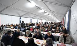 Başkan Çerçioğlu Atatürk Kent Meydanı’nda kurulan iftar sofrasında vatandaşlarla bir araya geldi