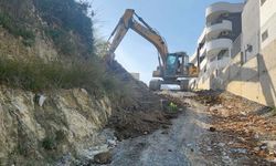 Aydın Büyükşehir Belediyesi Kuşadası’nda yoğun bir şekilde yol yapım çalışmalarına devam ediyor