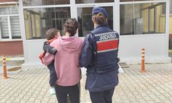 Yedi ayrı suçtan aranıyordu, kucağında bebeğiyle hapse girdi