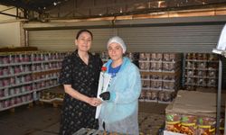 Nazilli Kaymakamı kadın çalışanları unutmadı.. Gül ve karanfil ile 8 Mart jesti