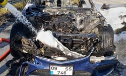 Otomobil alev alev yandı