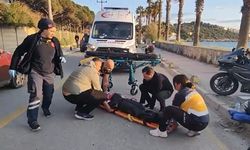 Otomobille çarpışan motosiklet durağa daldı, 2 yaralı