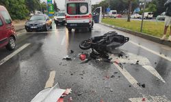 Kırmızı ışıkta bekleyen araca çarpan motosiklet sürücüsü ağır yaralandı