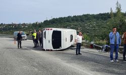 Otomobille çarpışan yolcu minibüsü yan yattı: 10 yaralı