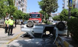 Takla atan otomobil yandı, vatandaşlar sürücüyü son anda kurtardı