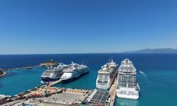 Kuşadası’na 4 kruvaziyer ile 9 bin turist geldi