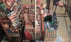 Marketin kapısını kırıp içeri giren çocuklar marketi talan etti