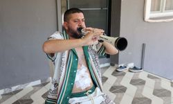Ameliyattan çıkan hasta solunum egzersizini zurnası ile yaptı