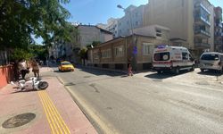 Otomobilin çarptığı motosiklet kaldırıma çıktı