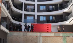 İnşaatın tepesine çıkan şahıs ekiplerin çabasıyla ikna edildi