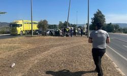 Otomobil aydınlatma direğine çarptı