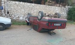 Kontrolden çıkan otomobil ters döndü