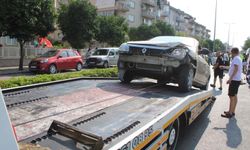 Direksiyon hakimiyetini kaybetti, karşı şeritteki otomobile çarptı