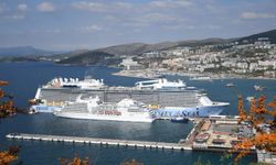 Kuşadası'na 2 kruvaziyerle 4 bin 694 turist geldi