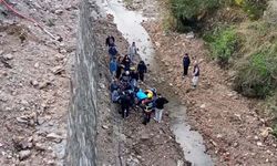 Kontrolden çıkan otomobil dereye uçtu: 3 yaralı