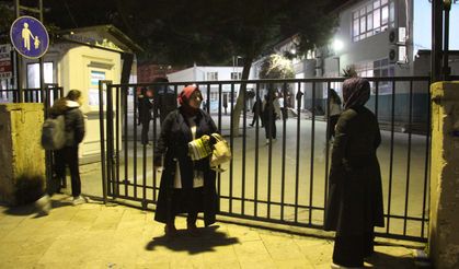 Aydın'da sabah namazından önce başlayan eğitime öğrenciler ve veliler isyan etti, okul görevlisi küfürler savurdu