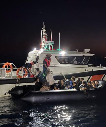 Lastik bottaki 15 düzensiz göçmen yakalandı