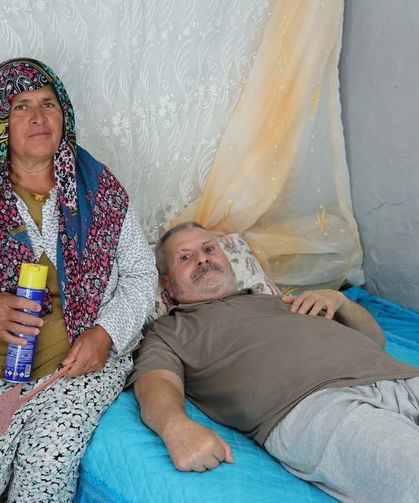 Felçli eşinin rahat etmesi için başında sinek nöbeti tutuyor