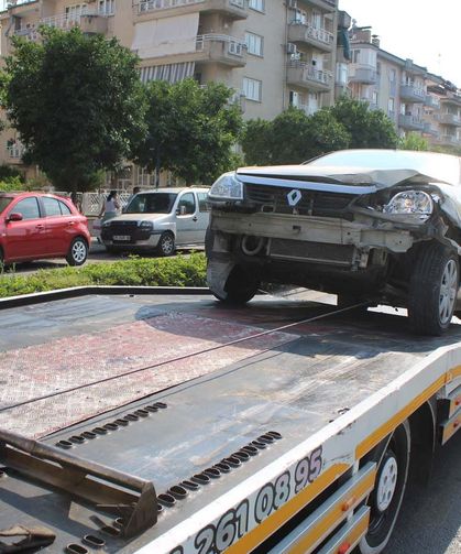 Direksiyon hakimiyetini kaybetti, karşı şeritteki otomobile çarptı