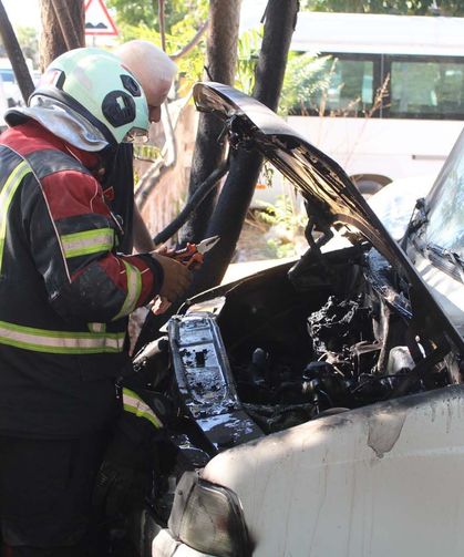Park halindeki kamyonette yangın çıktı
