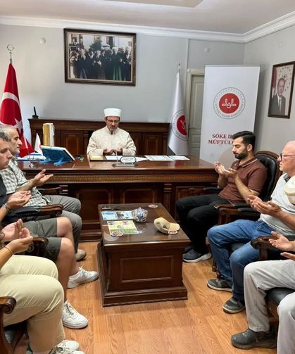 Bayram namazından etkilenip Müslüman oldu