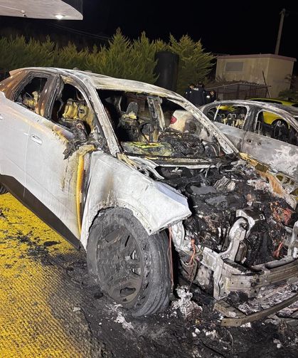 Oto galeri kundaklandı