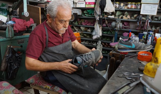 Eğitim sezonu başladı, ayakkabı ve çanta tamiri yoğunlaştı