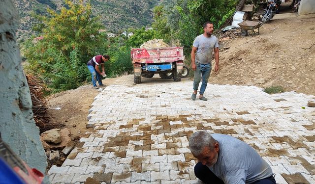 Engelli yaşlı çiftin yolu parke taşla kaplandı