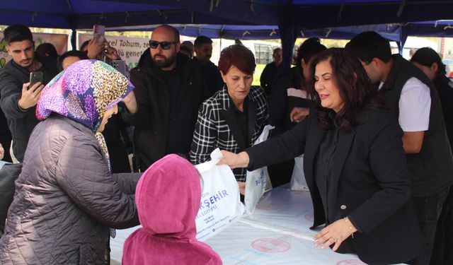 Büyükşehir’in dağıttığı 40 bin ata tohumu fidesi yarım saatte tükendi