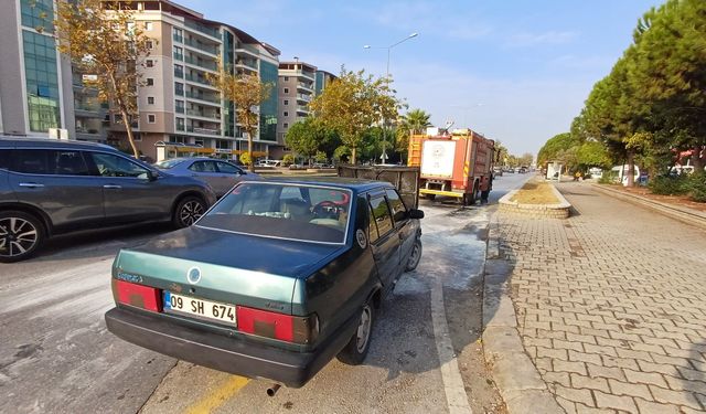 Seyir halindeki otomobildeki yangını itfaiye ekipleri söndürdü