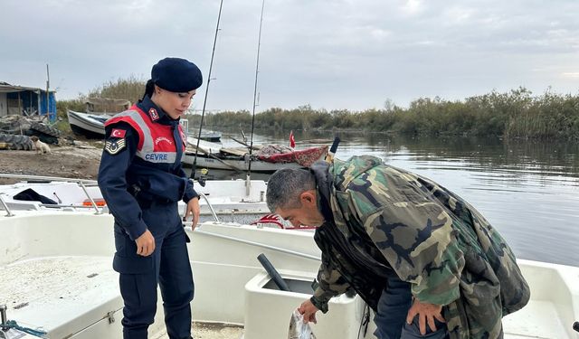 Jandarma Bafa Gölü’nde denetimlere devam ediyor