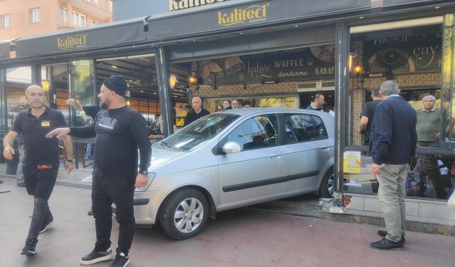 Kuşadası'nda kafeye dalan otomobilin altında kalan kadın hayatını kaybetti