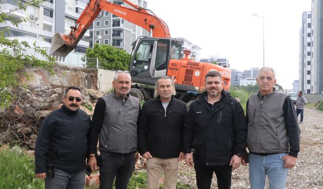 Nazilli'de tehlike oluşturan 10 metruk bina yıkıldı