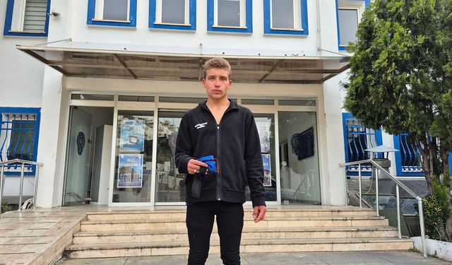 Kağıt toplayıcısı gençten örnek davranış