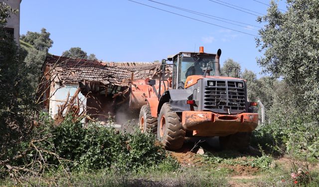 Nazilli'de metruk binaların yıkımı sürüyor