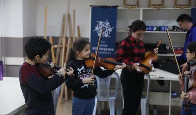 Geleceğin keman virtüözleri Büyükşehir Belediyesi'nin kurslarında yetişiyor