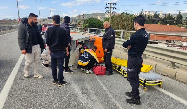 Devrilen forkliftin altında kalan işçi yaralandı