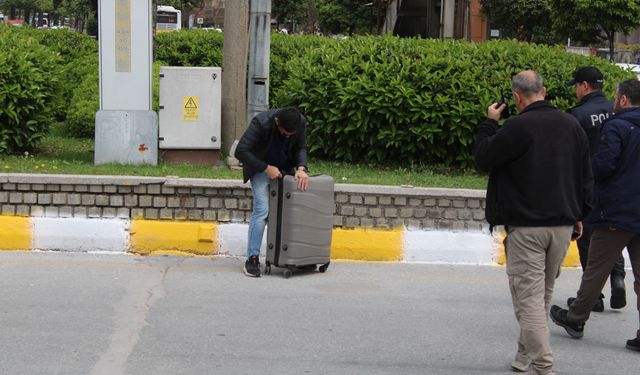 Minibüsten düşen valiz, ekipleri harekete geçirdi