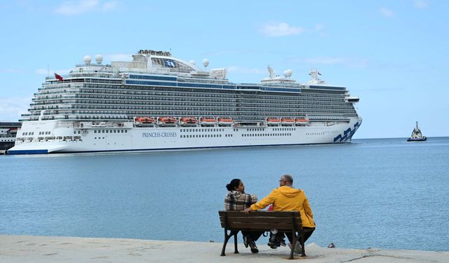 Kuşadası'na ilk seferini yapan kruvaziyer 3 bin 560 turist getirdi