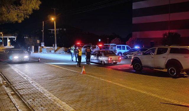 Durdurulan araçtan ruhsatsız tüfek ve tabanca ele geçirildi