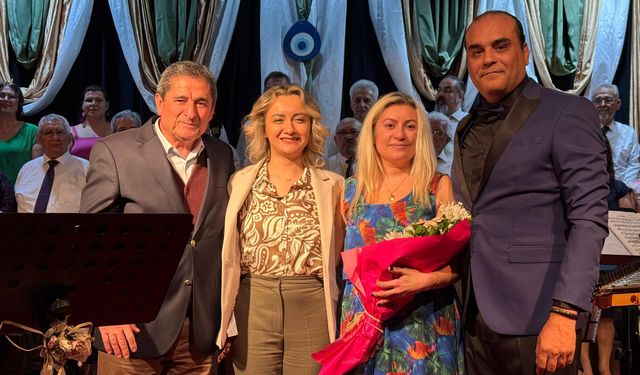 Nazilli’de Bahar konserine yoğun ilgi.. Salon tıklım tıklım doldu taştı