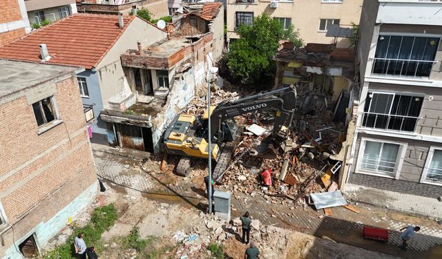 Nazilli’de metruk binalar yıkılıyor