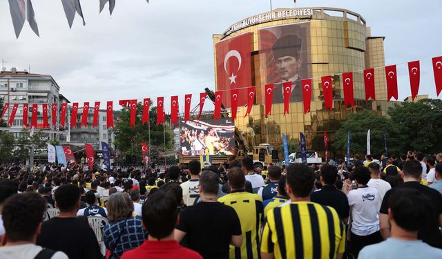 Aydın Büyükşehir’in kurduğu dev ekranda izlediler, şampiyonluğu kutladılar