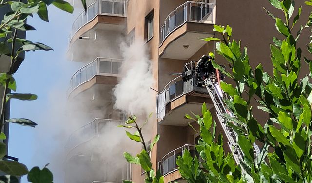 Yedi katlı binada yangın paniği
