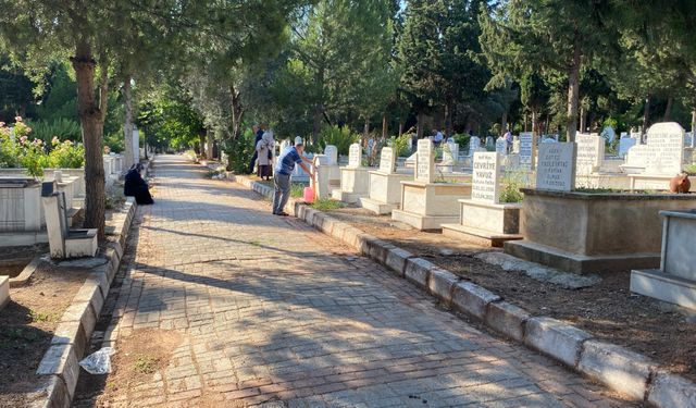 Sıcak hava kabir ziyaretlerini de etkiledi
