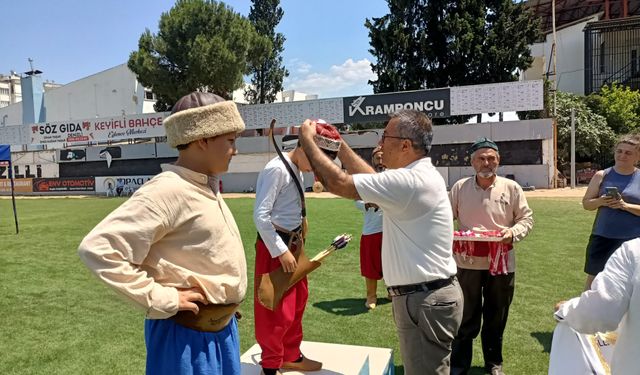 Nazilli’de okçular hedefi onikiden vurdu